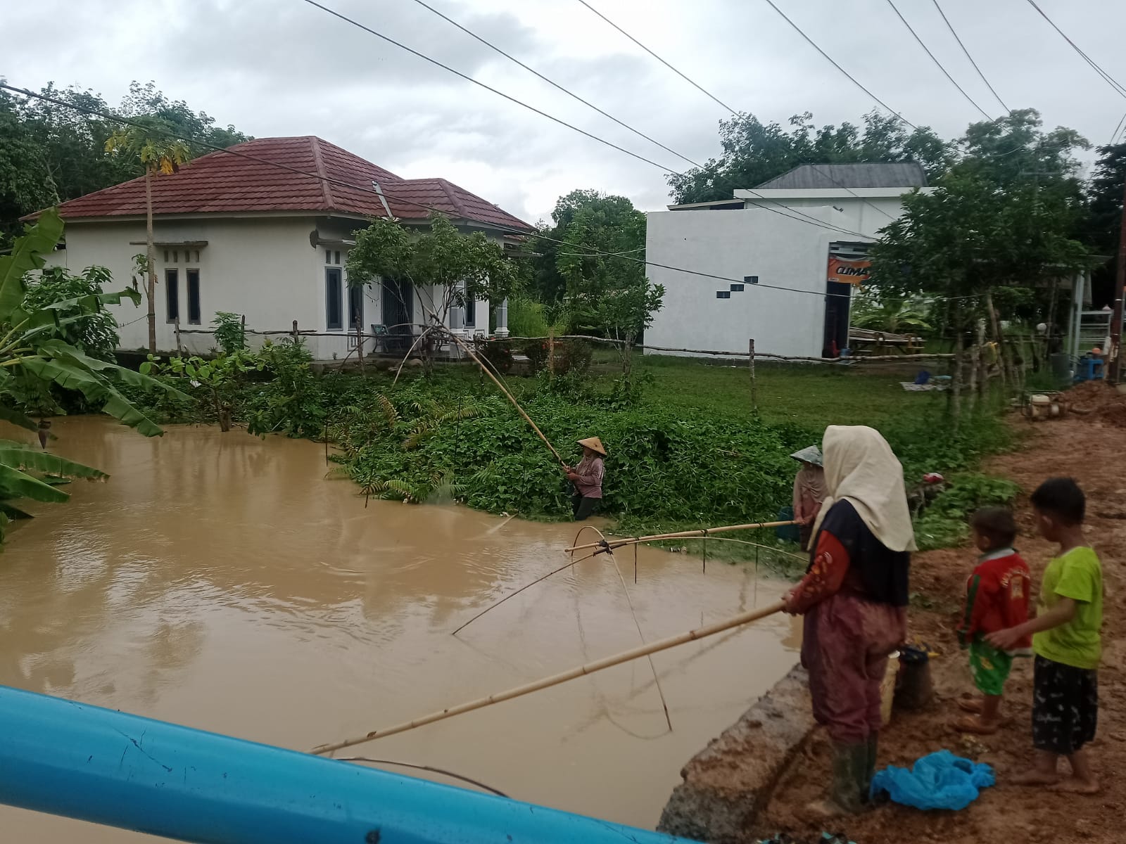 Sungai Meluap, Warga di Muara Enim Ramai-Ramai Tangkul Ikan