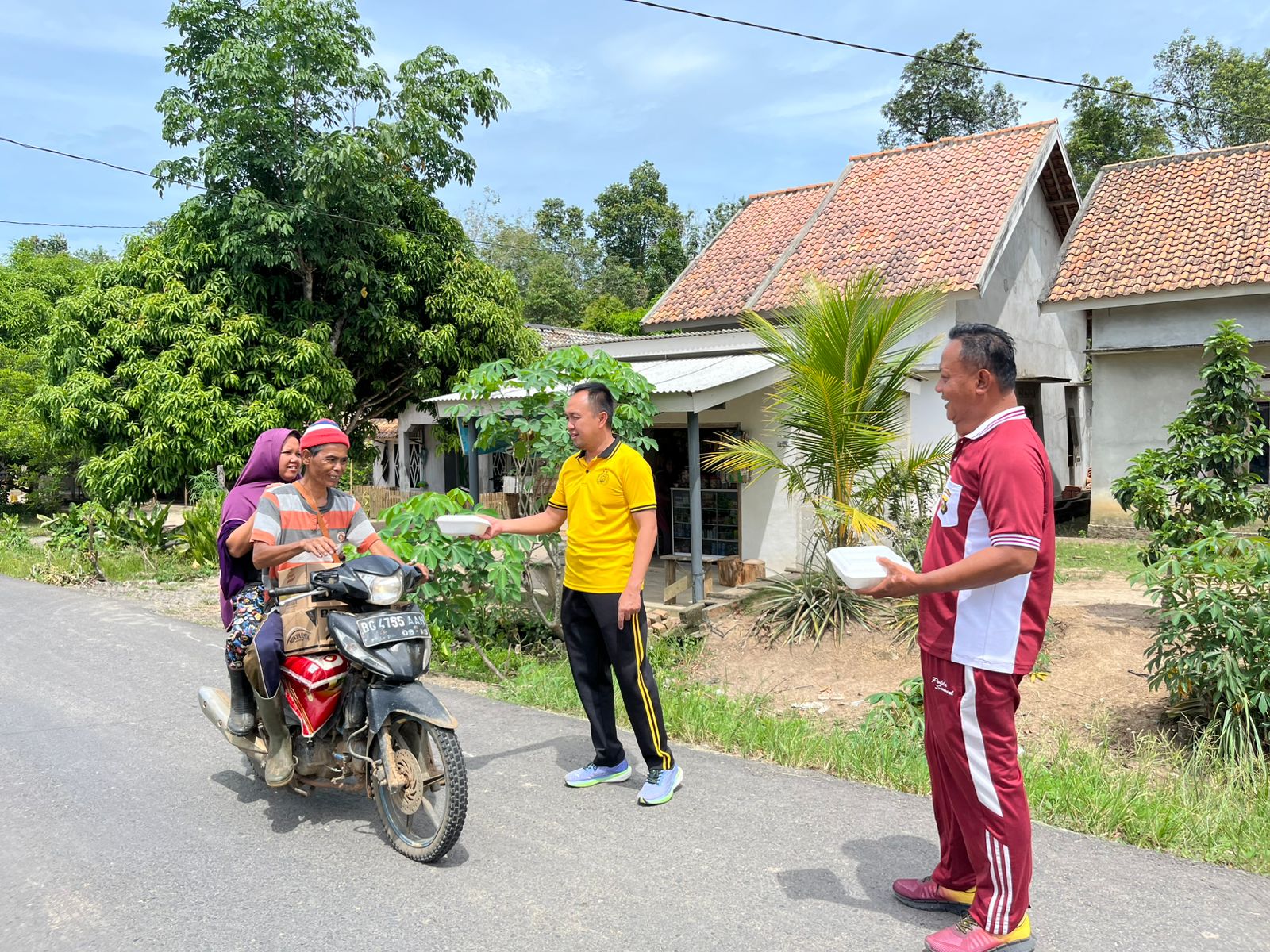 Jumat Berkah, Polsek Rambang Bagikan Bubur Kacang Hijau kepada Masyarakat