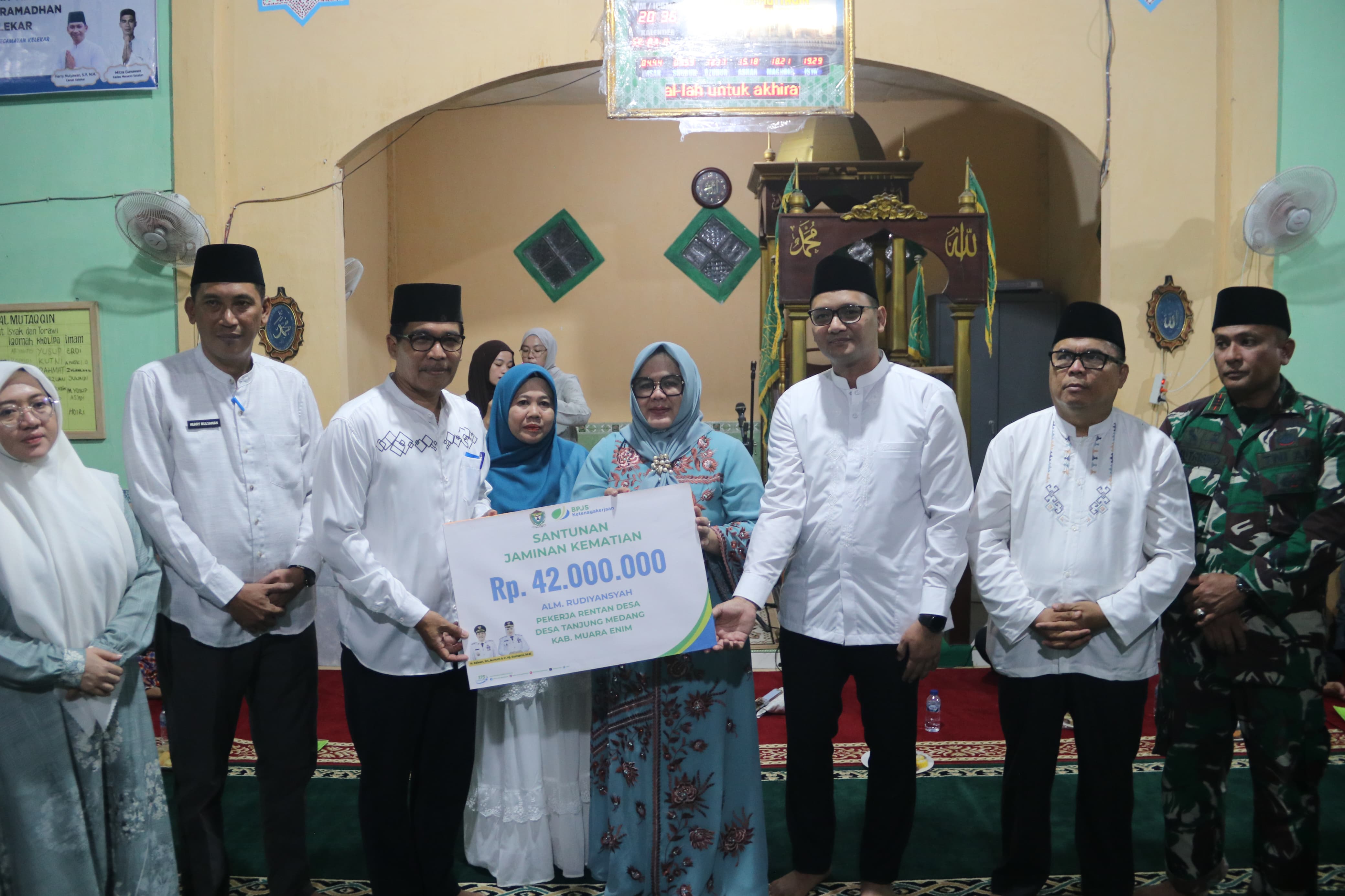 Wabup Sumarni Serahkan Santunan BPJS Ketenagakerjaan