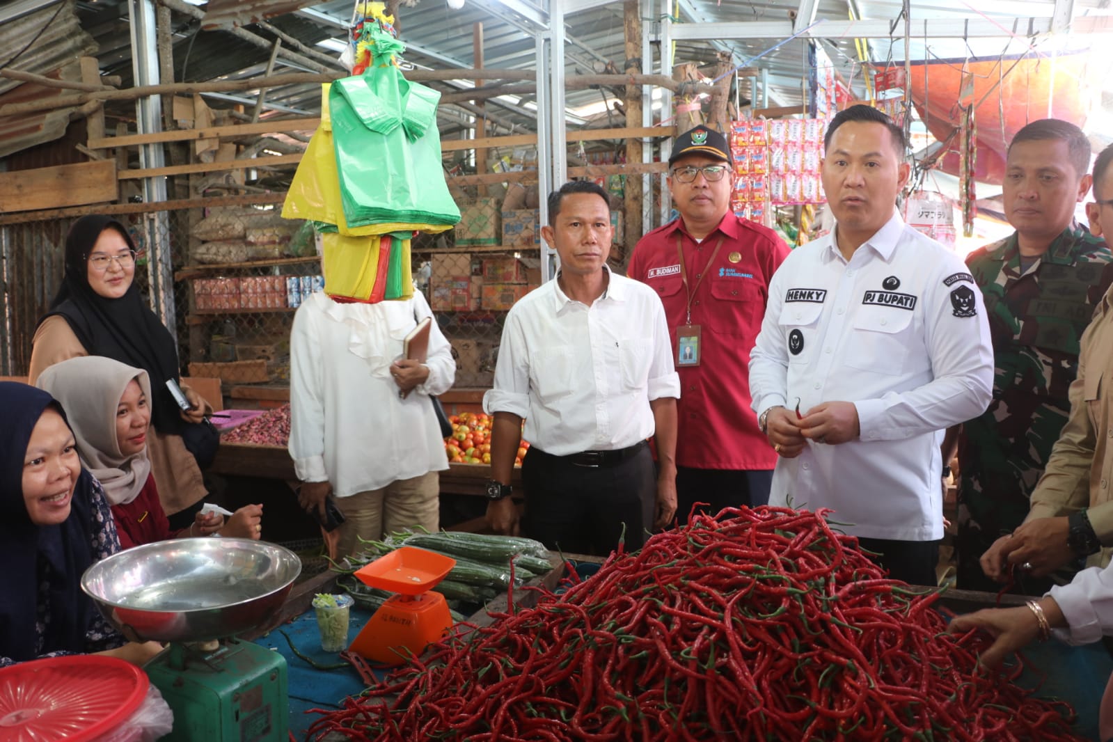 Jelang Nataru, Pj Bupati Muara Enim Pastikan Stok dan Harga Pangan Stabil di Pasar Baru Bantingan Tanjung Enim