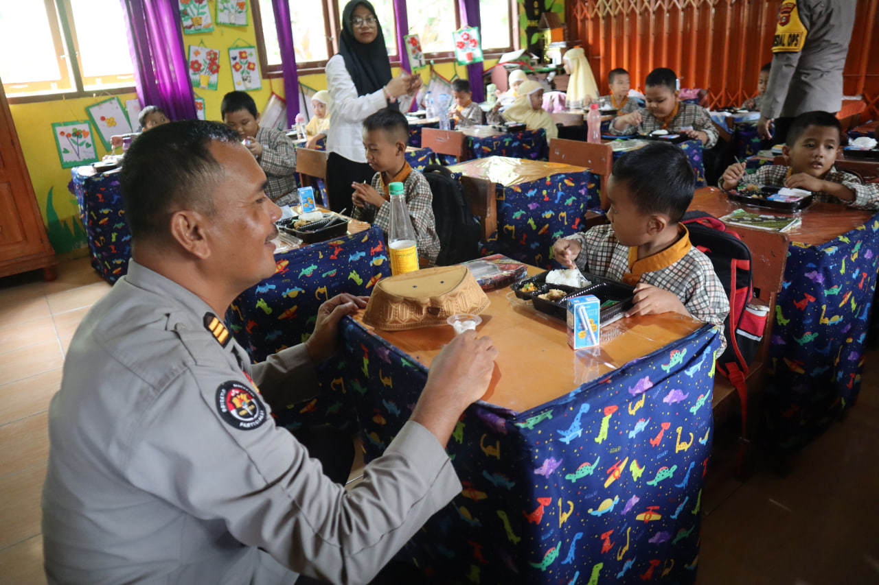 Polres Muara Enim Berikan Makanan Sehat Bergizi untuk Siswa-siswi SD Negeri 4 Muara Enim