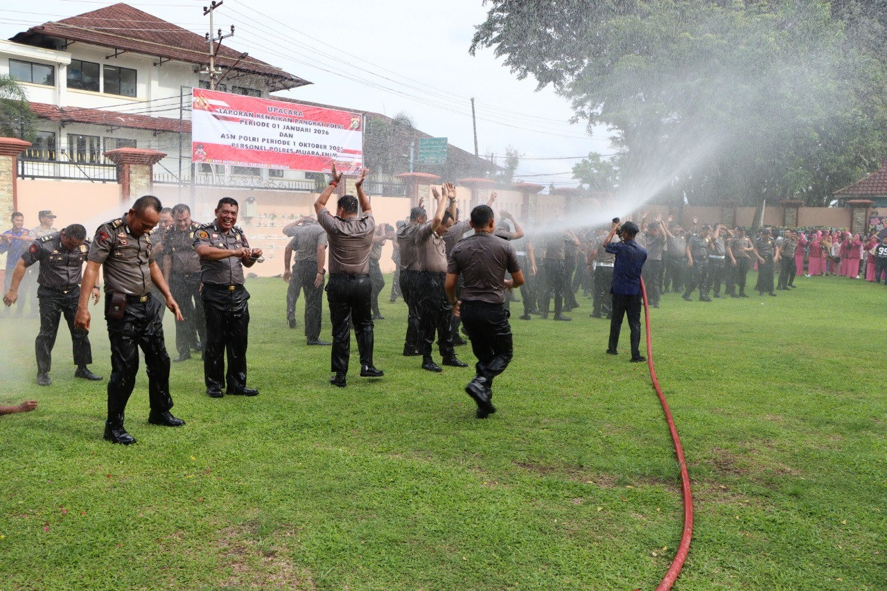 Mobil Damkar Siram Anggota Polres Muara Enim usai Upacara Kenaikan Pangkat