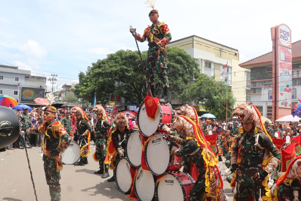 Spektakuler, Drumband Canka Sriwijaya Ikut Meriahkan Karnaval Budaya dan Mobil Hias HUT Muara Enim