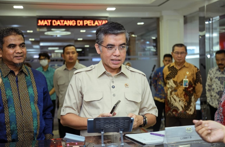 Menaker Tinjau Posko THR dan BHR Keagamaan 2026, Pastikan Hak Pekerja Terlindungi Jelang Lebaran