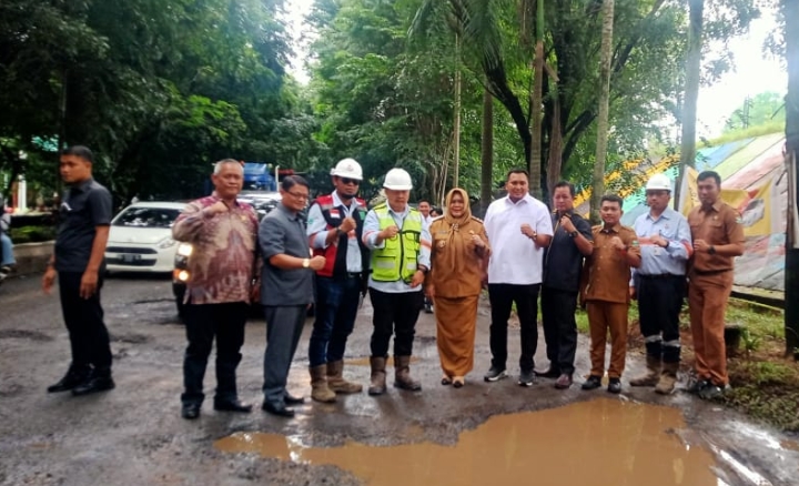 Wakil Bupati Muara Enim Tinjau Jalan Rusak Dalam Kota, PT DBU Diminta Segera Memperbaikinya