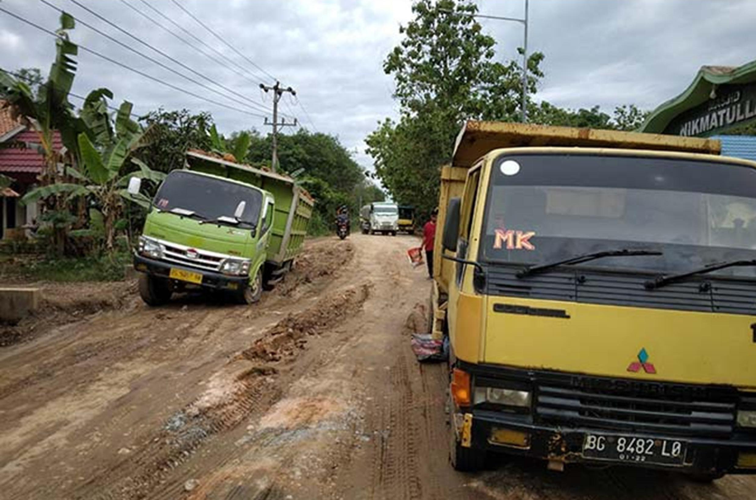 Aspalnya Dikeruk, Jalan Penghubung Kabupaten/Kota Ini Rusak Parah