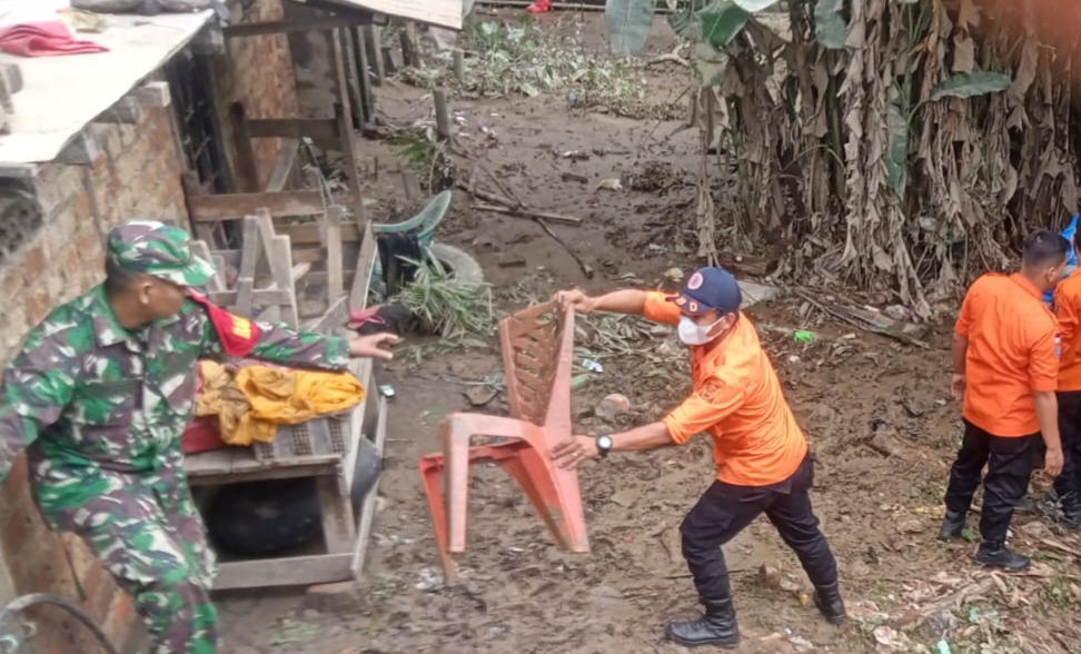 Tim Gabungan Gotong Royong Bersihkan Sampah Sisa Banjir Bandang