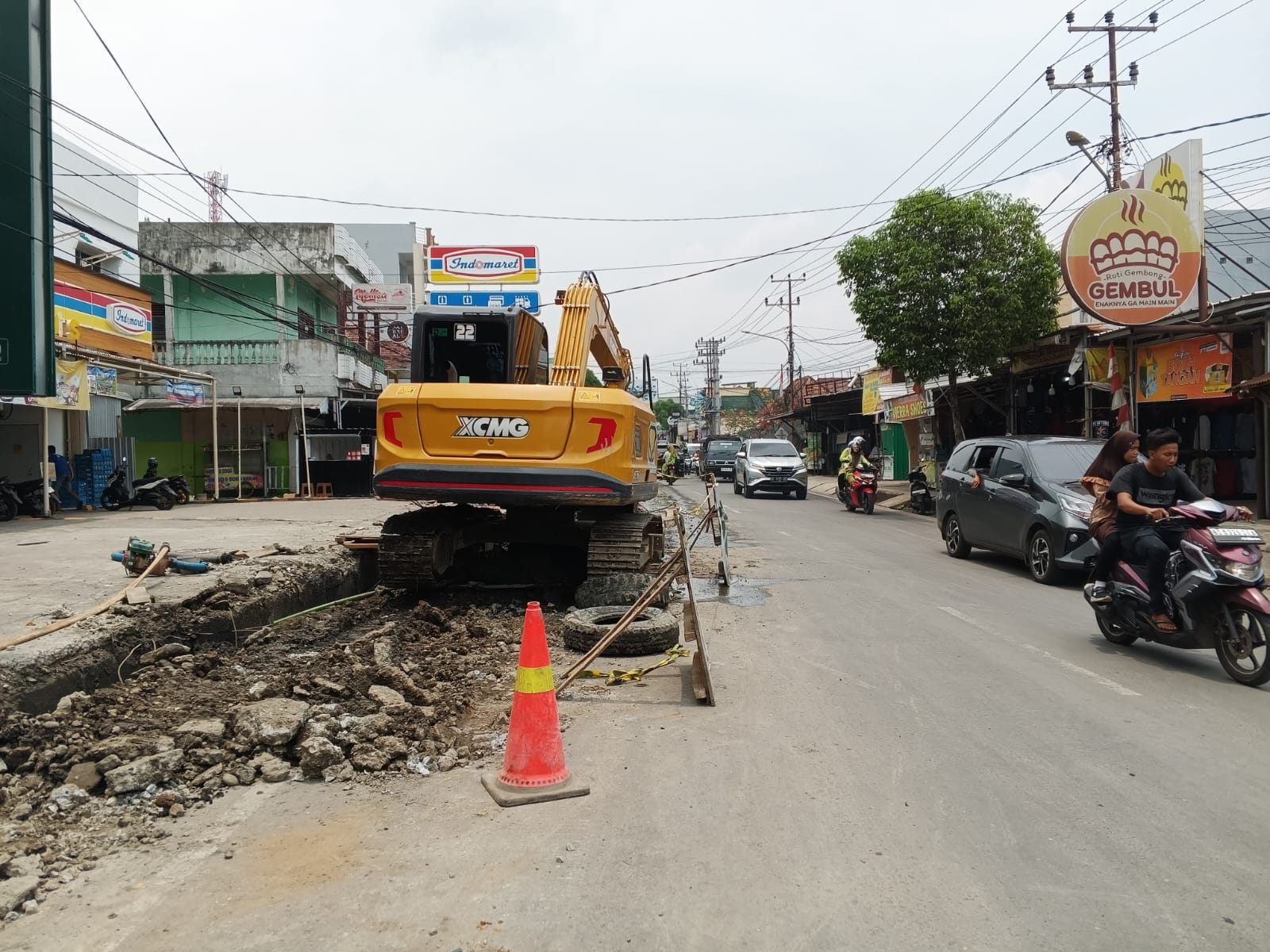 Pengguna Jalan Mengeluh, Tumpukan Material Proyek Siring di Kota Muara Enim Ini Ganggu Lalu Lintas