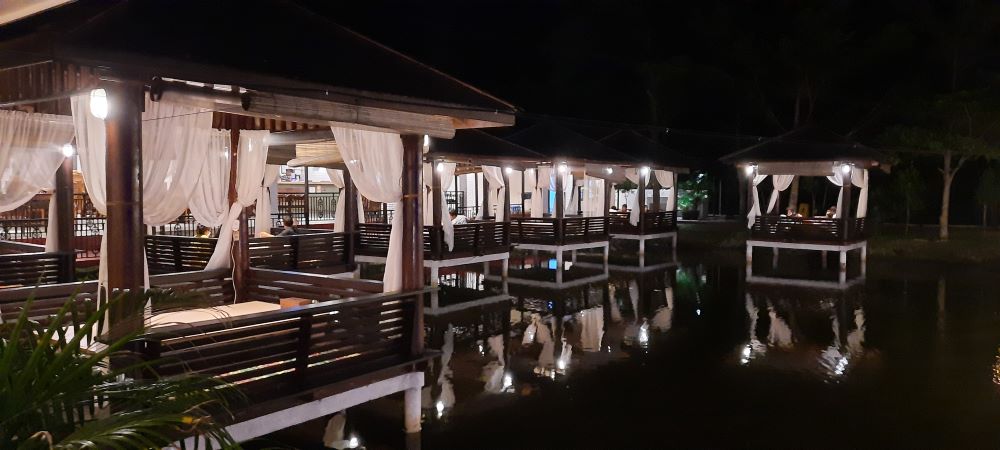 Resto Kampoeng Pesisir: Menikmati Kelezatan Kuliner Bengkulu di Pinggir Pantai Panjang 