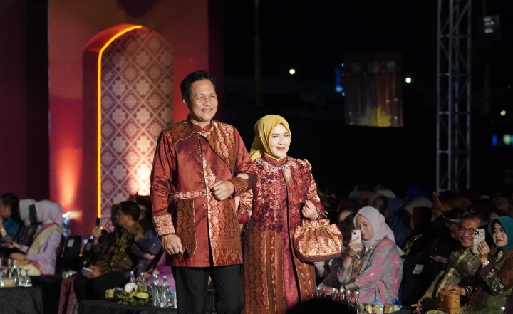 Bupati Edison Promosikan Songket Makraje di Ajang Swarna Songket Nusantara 2025