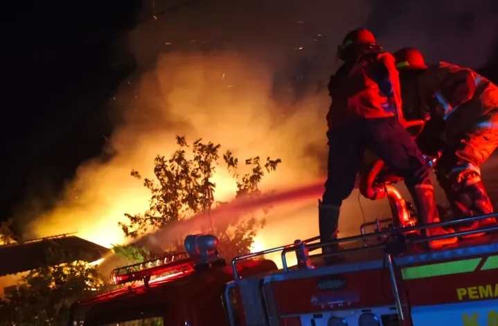 Ditinggal Berdagang, Rumah Warga Muara Enim Hangus Terbakar