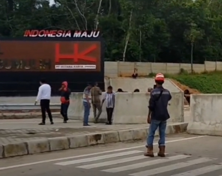 Astaga, Sejumlah Pengendara Ini Nekat Hendak Terobos Gerbang Jalan Tol Prabumulih, Ini Pemicunya