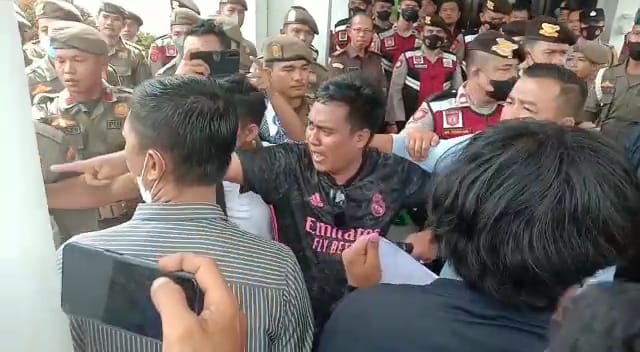 Liput Aksi di Kejari Muara Enim, Wartawan RMOL Didorong dan Dibentak Koordinator GARKI