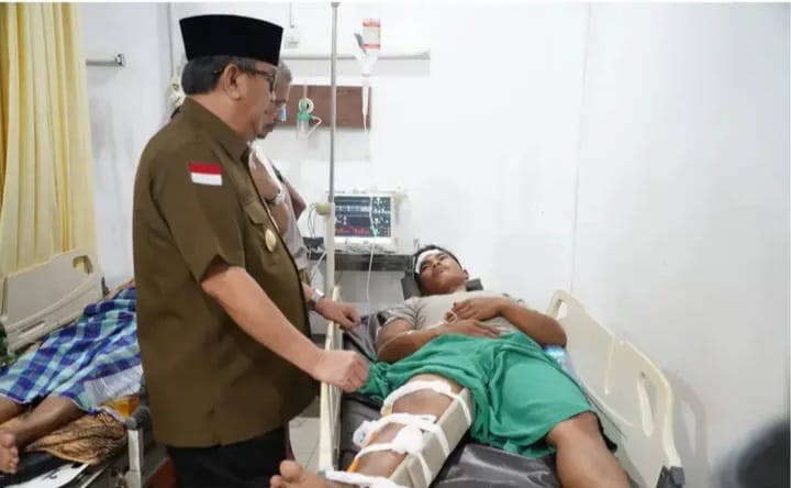 Pj Bupati Muara Enim Besuk Korban Girder Fly Over Bantaian Ambruk dan Beri Santunan 