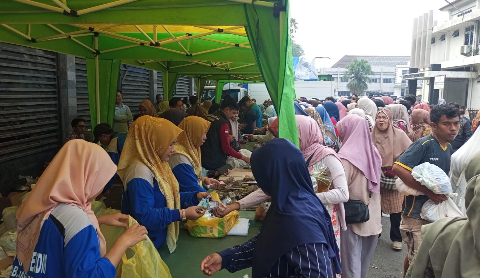 Warga Muara Enim Borong Beras dan Paket Sembako Murah