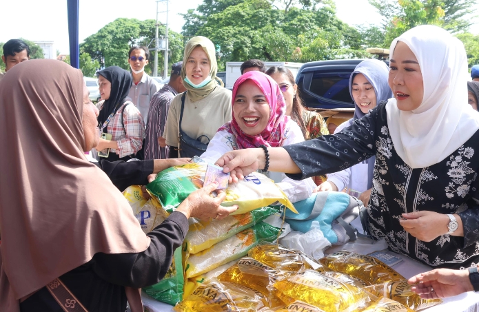 Bantu Warga Penuhi Kebutuhan Ramadan, Ketua TP PKK Sumsel Buka Operasi Pasar Ramadan 2025