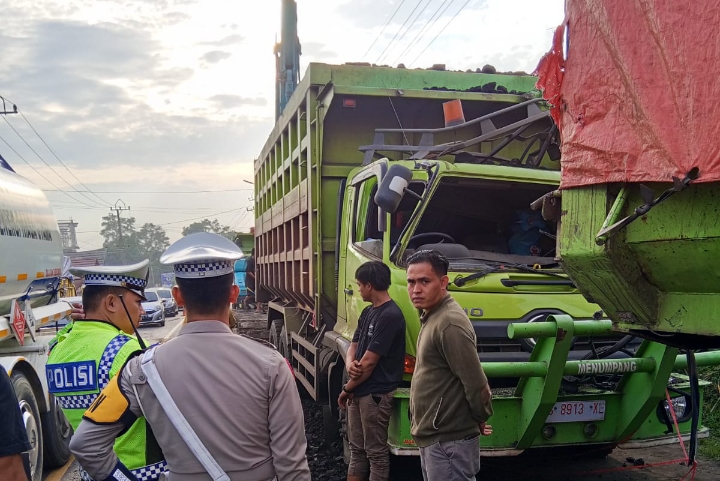 Dump Truk Tronton Angkutan Batu Bara di Muara Enim Tabrak Mobil Sedang Parkir, Begini Kondisinya