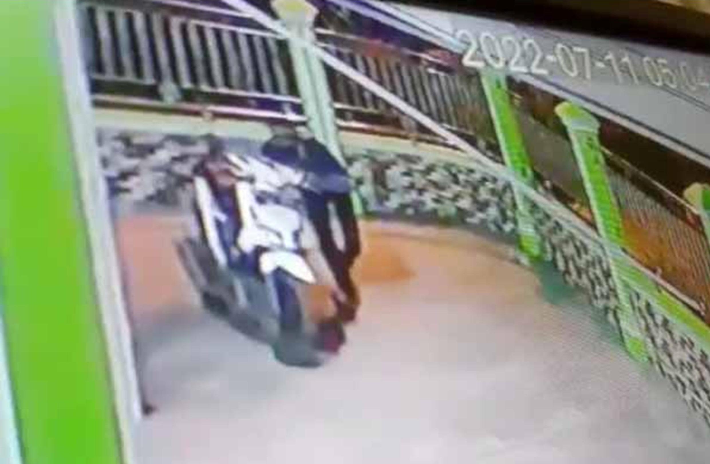 Hanya dalam Hitungan Detik, Sepeda Motor di Halaman Masjid Ini Raib Dibawa Kabur Pencuri