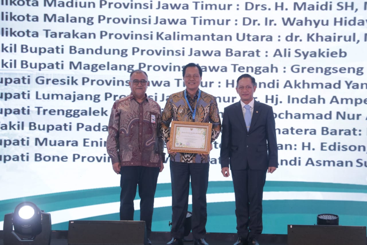 Bupati Muara Enim Edison Raih Penghargaan Pembina Proklim 2025 dari Kementerian Lingkungan Hidup RI