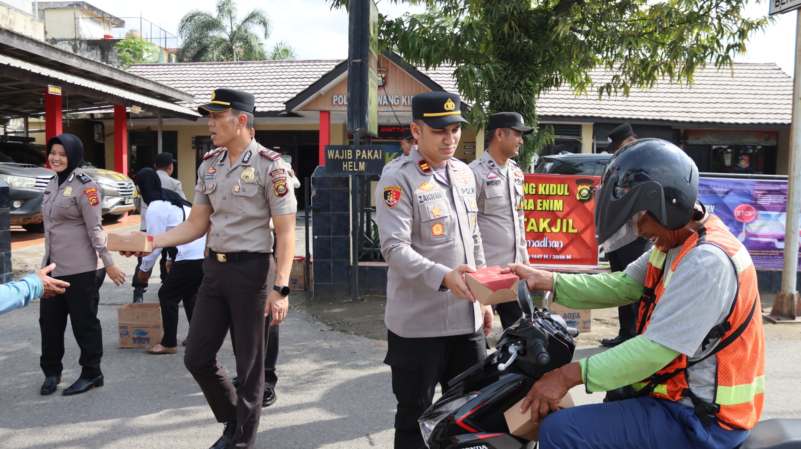 Polsek Lawang Kidul Bagikan Takjil