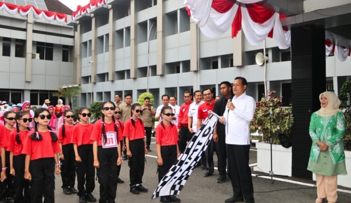 Pelajar SD Muara Enim Tampilkan Atraksi di Lomba Gerak Jalan Indah