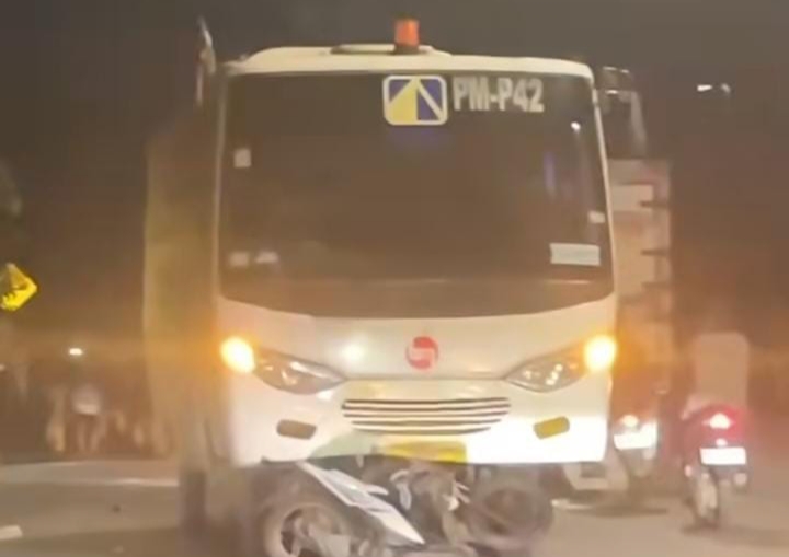Diduga Lalai, Sopir Bus Karyawan di Muara Enim Tabrak Pemotor