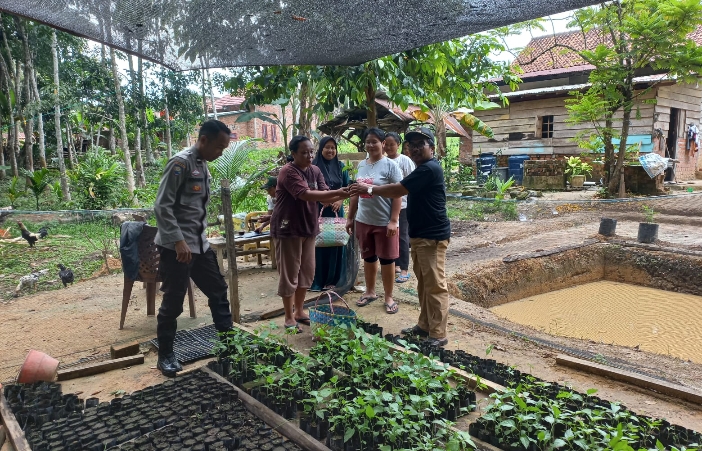 Dukung P2B, Bhabinkamtibmas Bagikan Bibit Cabai, Tomat dan Terong kepada Warga