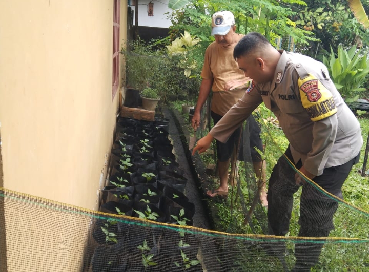 Bhabinkamtibmas Tanjung Raja Muara Enim Kontrol Pekarangan untuk Ketahanan Pangan