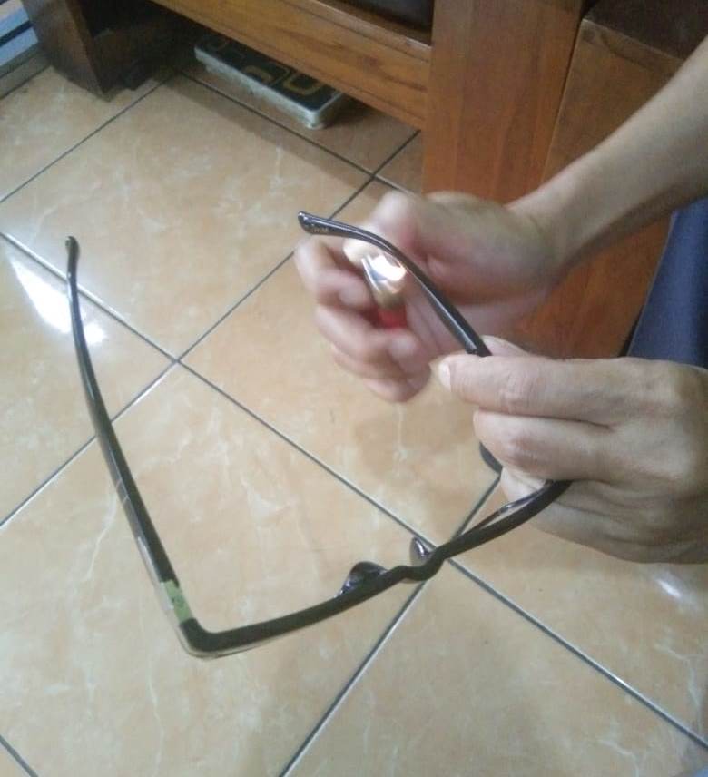 3 Cara Setel Frame Kacamata Sendiri, Dijamin Aman Gak Bakal Patah