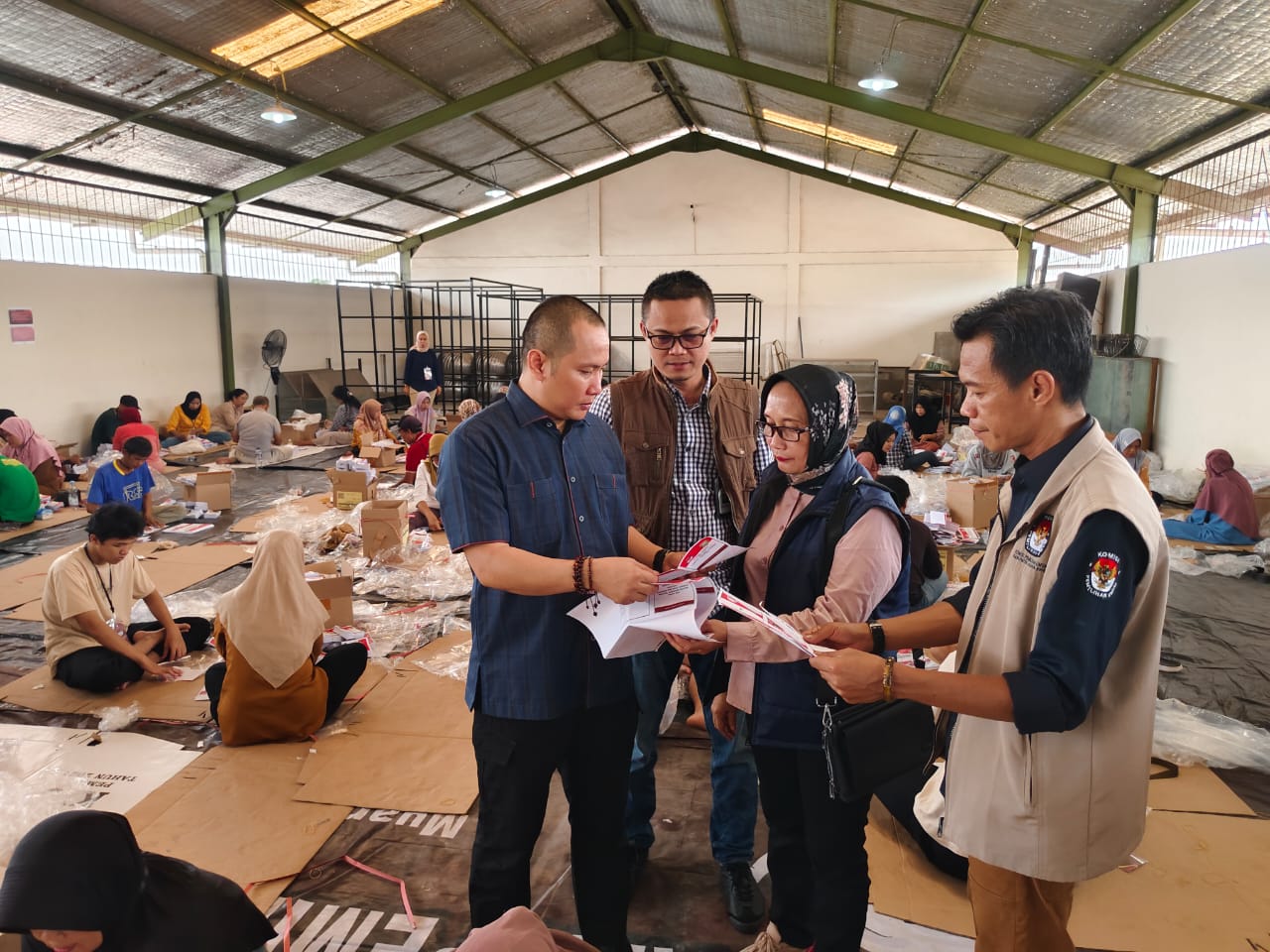 KPU Sumsel monitoring Proses Pelipatan Surat Suara di Gudang Logistik Muara Enim