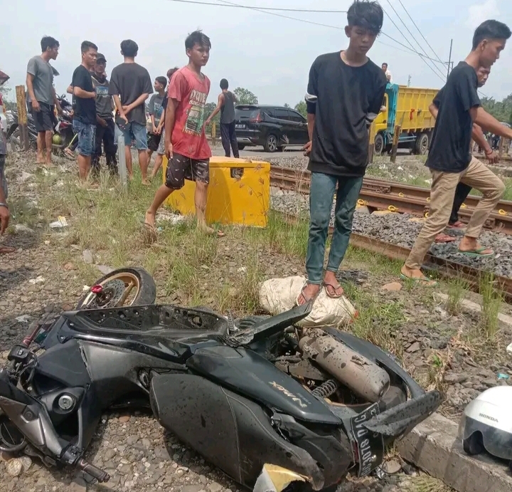 Terobos Perlintasan KA di Gunung Megang, Sepeda Motor Pasutri Disambar Babaranjang, 1 Tewas