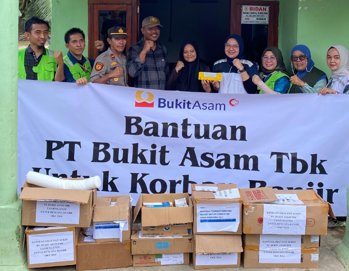 PT Bukit Asam Salurkan Bantuan untuk Korban Banjir di Desa Ulak Pandan OKU