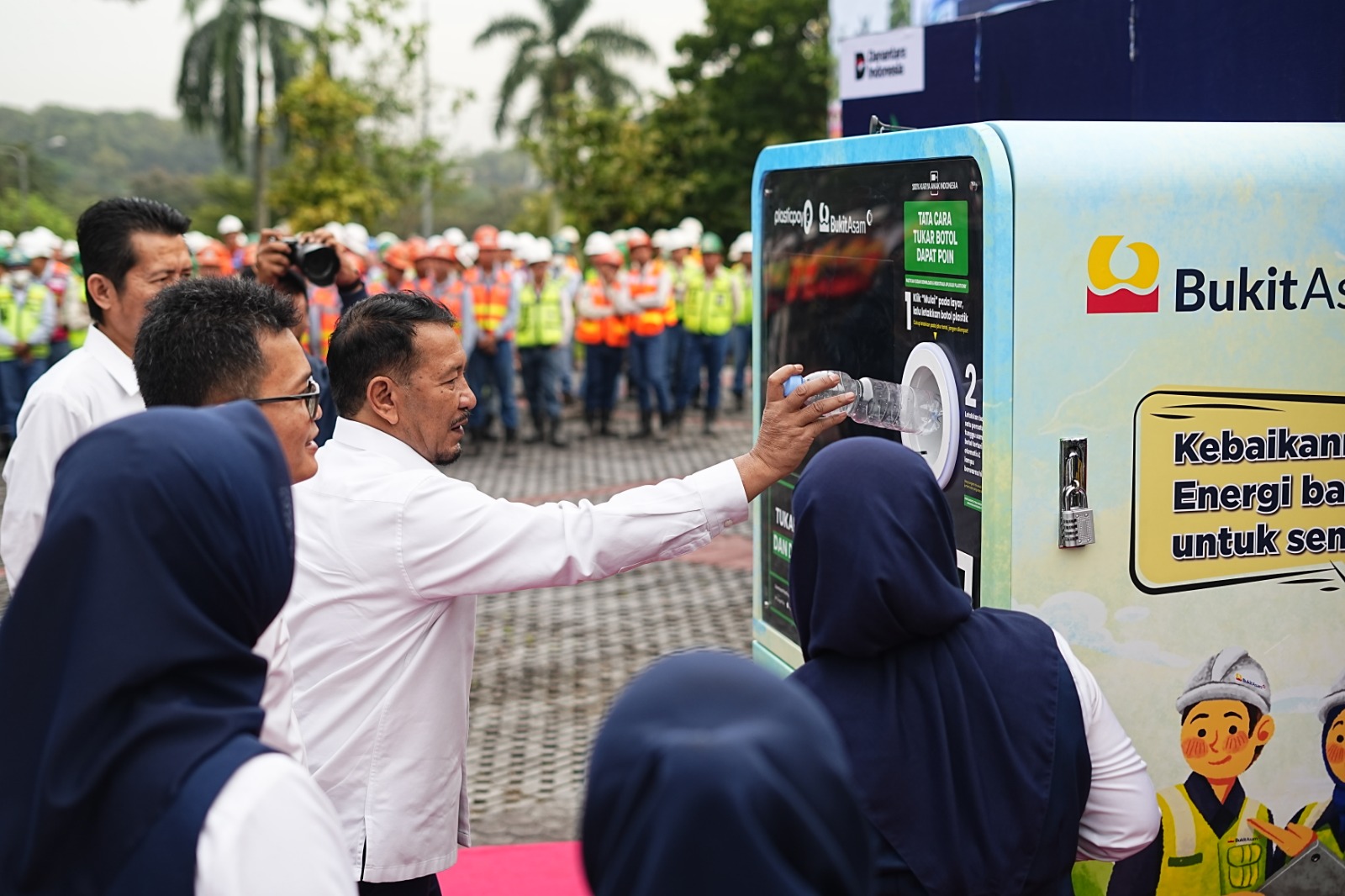 PTBA Luncurkan Reverse Vending Machine, Ubah Sampah Botol Plastik Jadi Rupiah