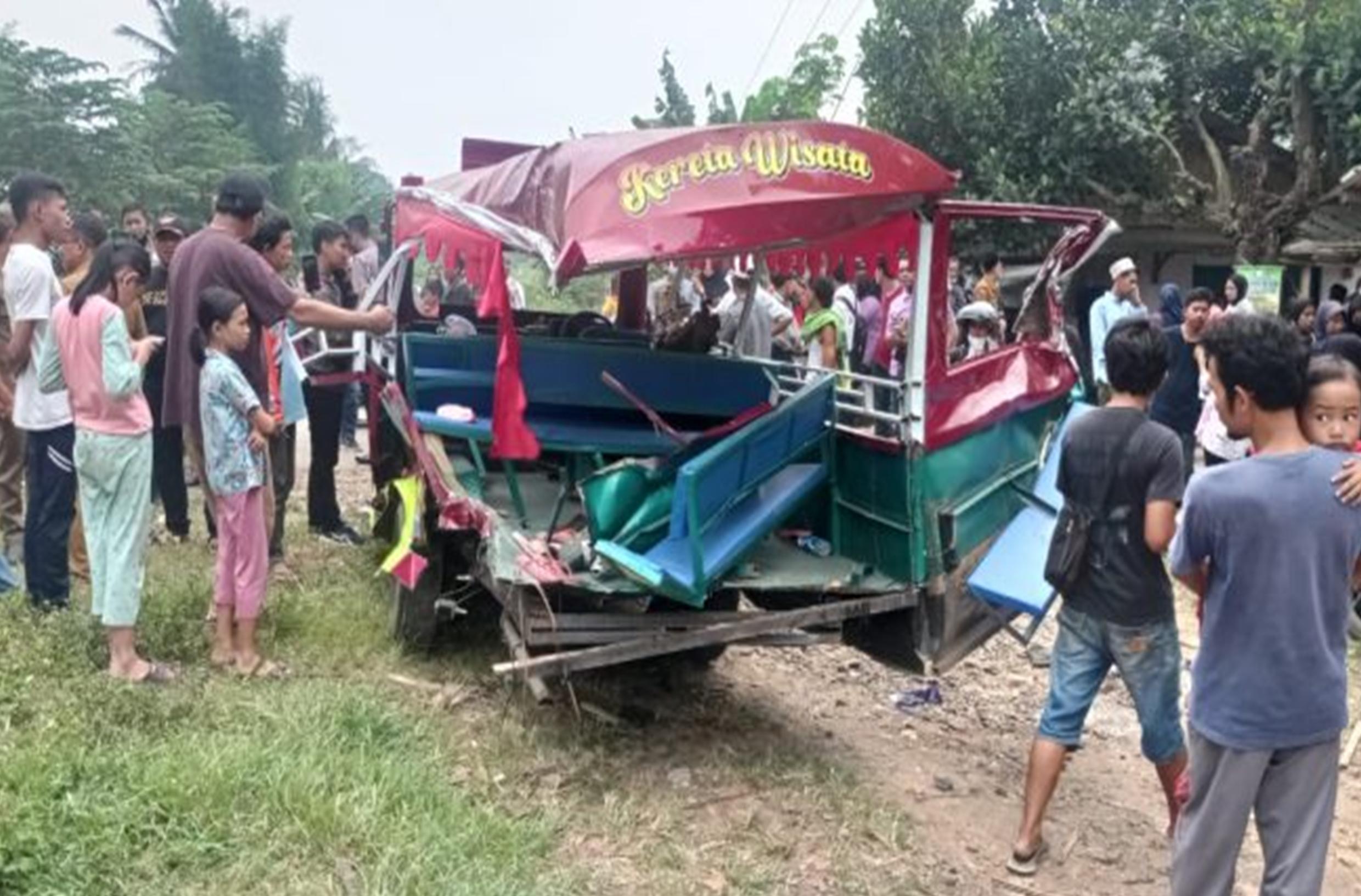 Mobil Odong-odong Ditabrak Kereta Api, 9 Orang Meninggal Dunia