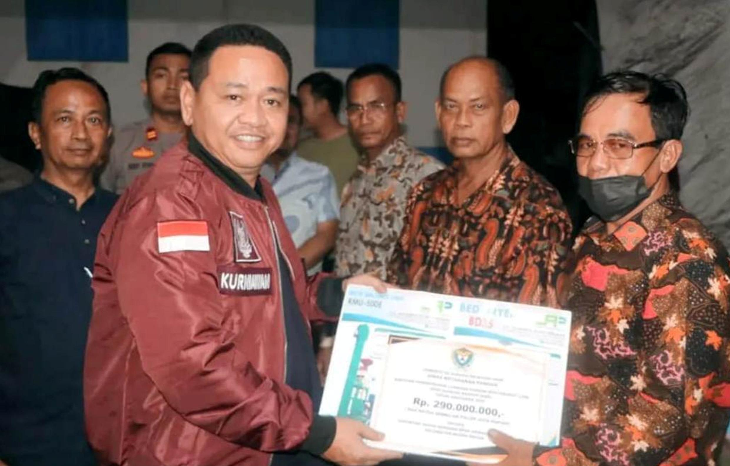 Bupati Kurniawan Serahkan Bantuan Kepada Petani dan Nelayan