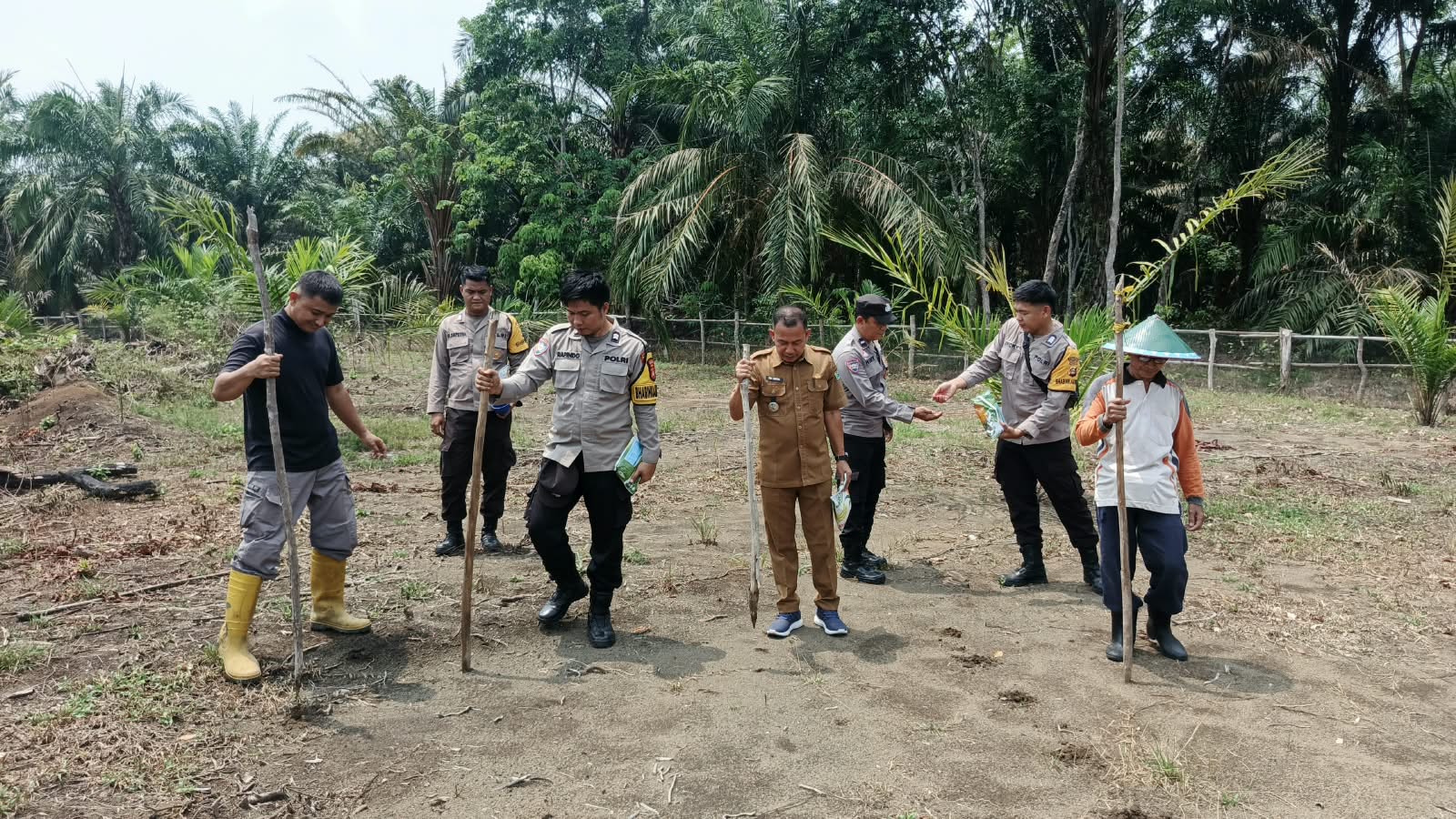 Dukung Program Ketahanan Pangan, Polsek Rambang Niru Tanam Jagung