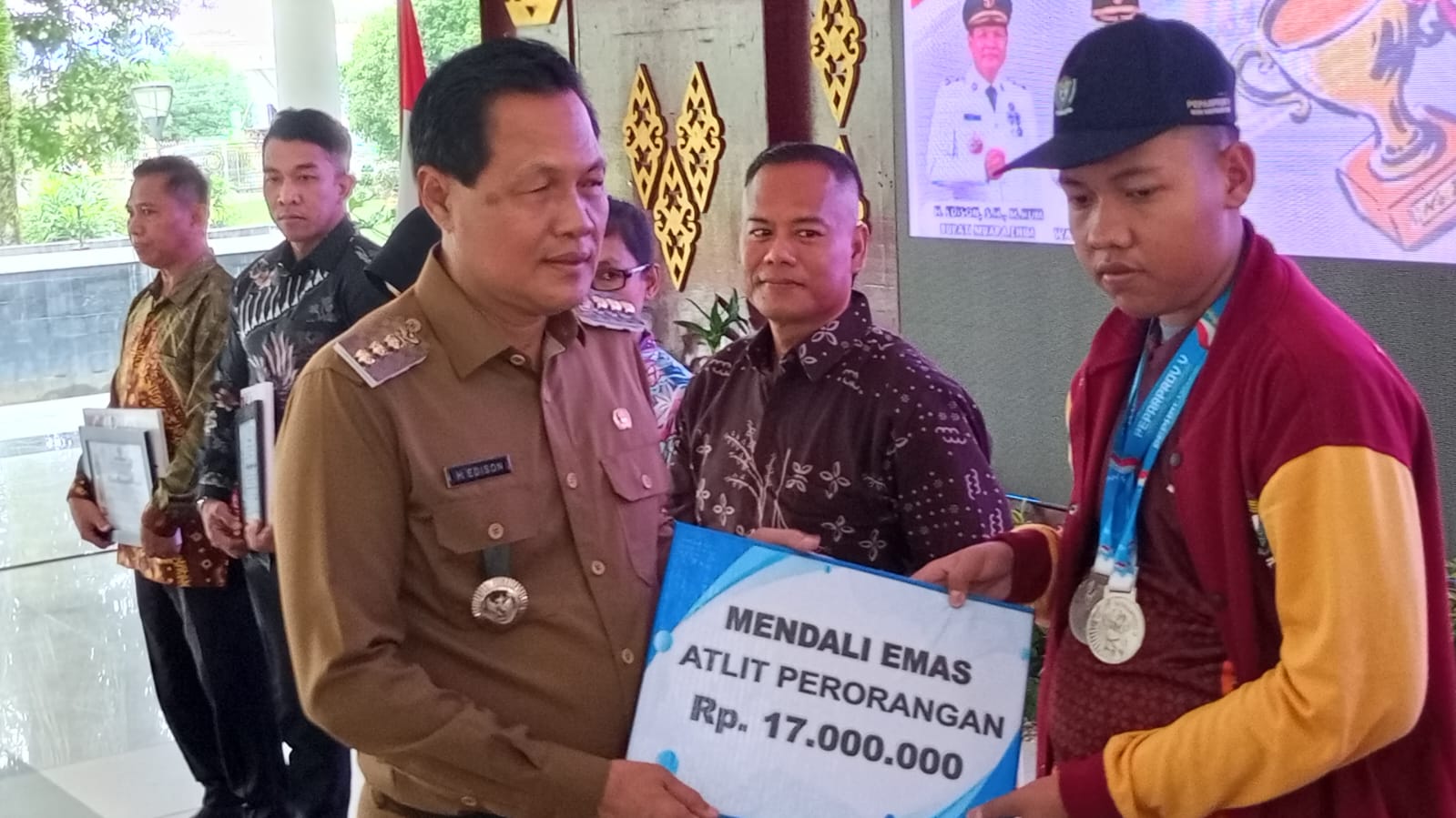 Bupati Muara Enim Beri Bonus Rp2,3 Miliar untuk Atlet Peparprov 2025