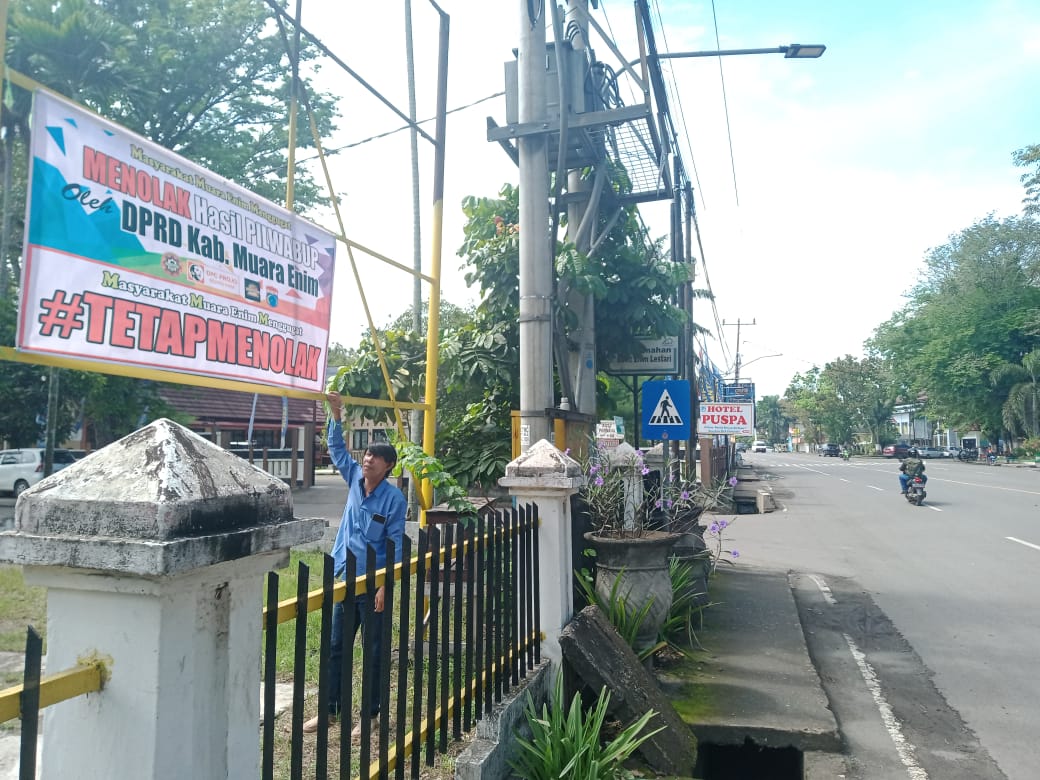 Beredar Spanduk Penolakan Hasil Pilwabup Muara Enim, Begini Isinya