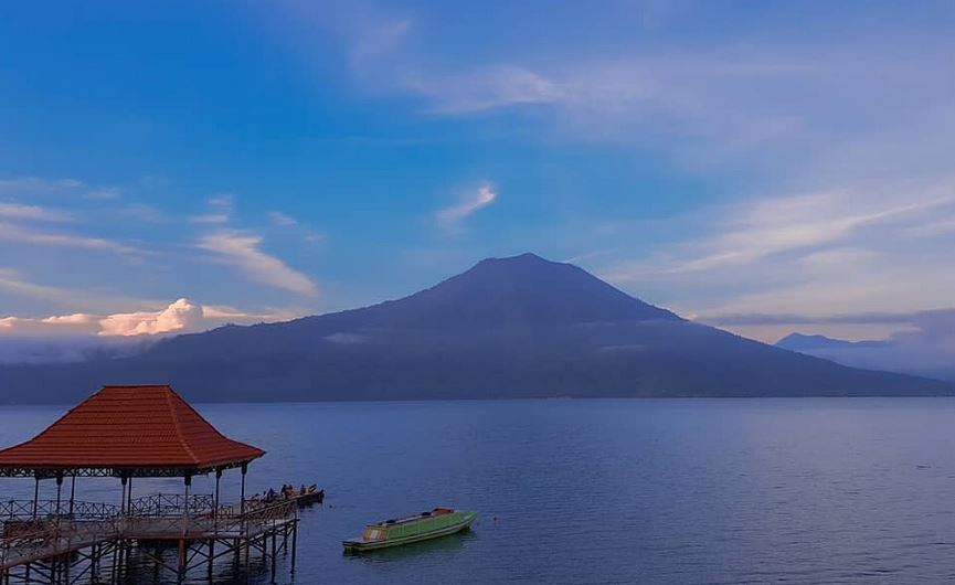 Letaknya Berada di Dua Provinsi, Ini Danau Cantik View Gunung Seminung. Kamu Tahu Gak Danau Apa?