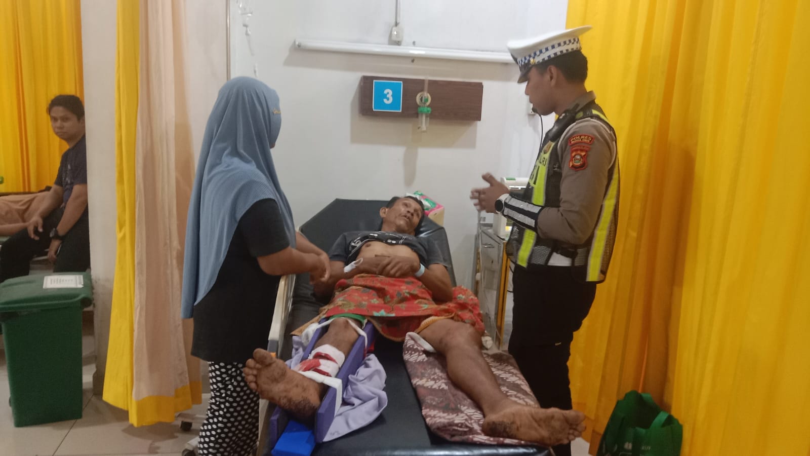 Sepeda Motor Tabrak Dump Truk, Pengendara Alami Patah Kaki