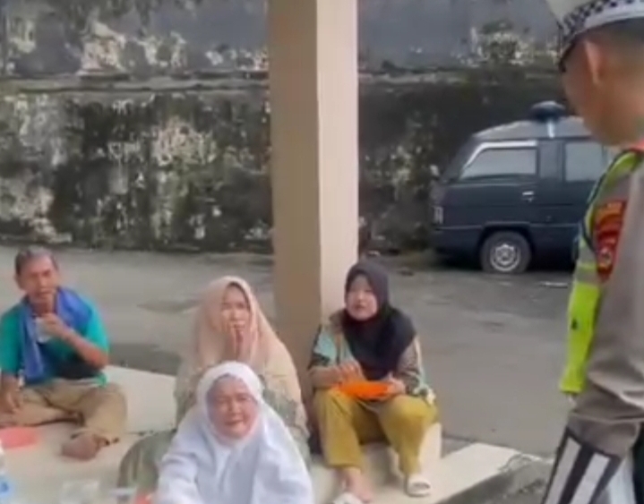Lelah di Perjalanan, Pemudik Manfaatkan Masjid Polres Muara Enim untuk Istirahat