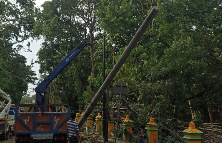 Angin Puting Beliung Robohkan 4 Tiang Listrik di Muara Enim, Sebanyak 400 Pelanggan Masih Padam