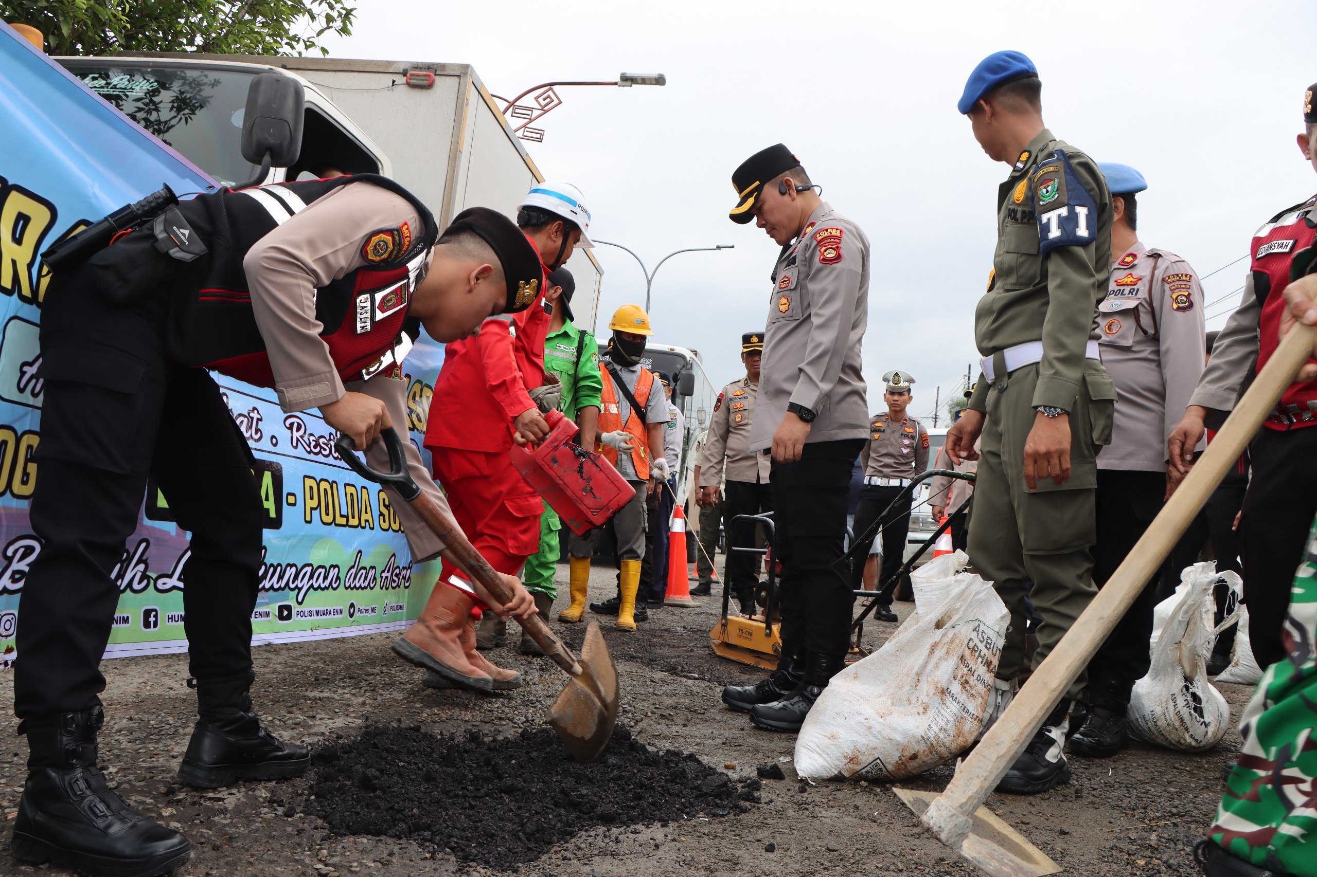 Polres Muara Enim Tambal Jalan Berlubang Dalam Kota