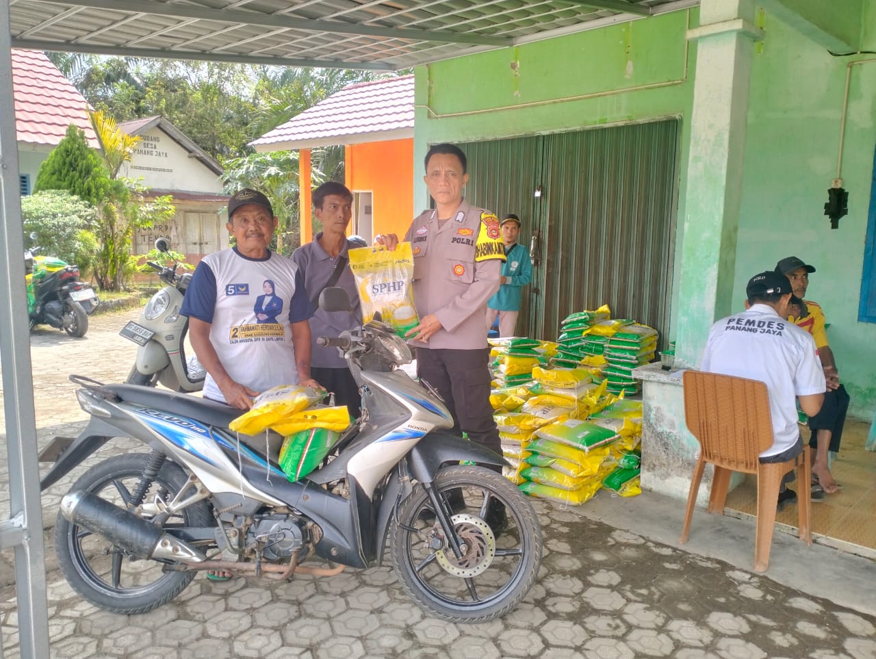 Adakan GPM dan OPM, Polisi Kembali Salurkan 8 Ton Beras untuk 6 Desa