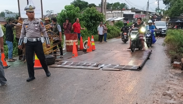 Plat Duiker di Jalan HTI Muara Enim Ambruk