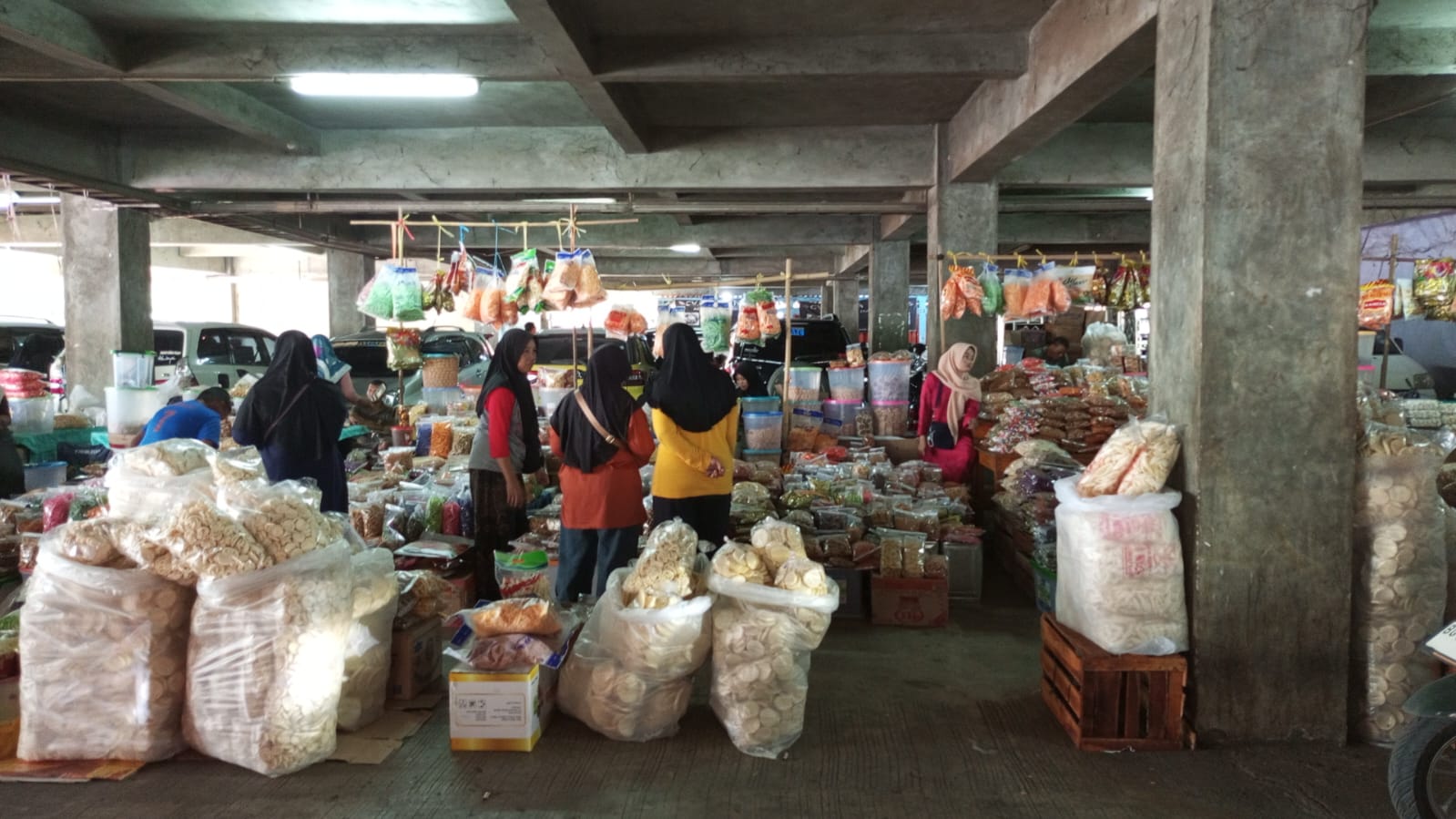 Berkah Lebaran, Pedagang Kue Musiman di Muara Enim Raup Cuan