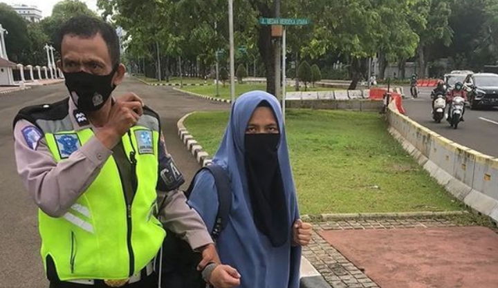 Coba Terobos Istana Negara, Wanita Bercadar Bawa Senjata Api Diamankan Polisi