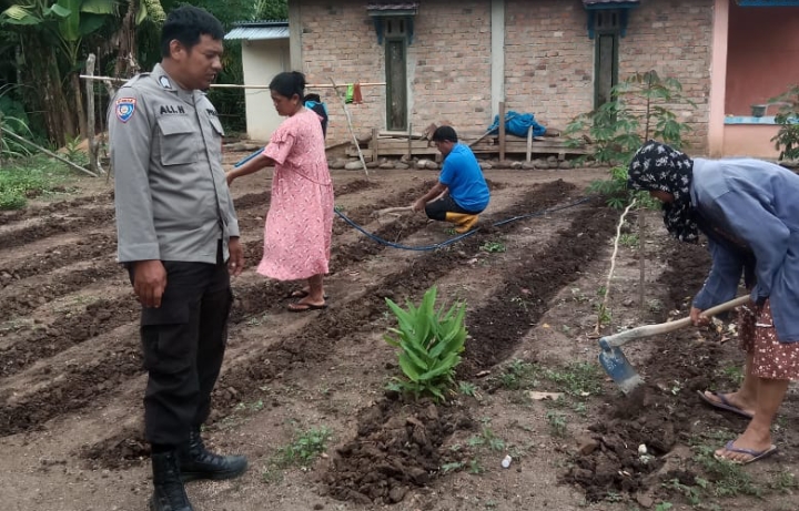 Bhabinkamtibmas Polsek Tanjung Agung Ajak Warga Desa Pagar Jati Wujudkan Ketahanan Pangan