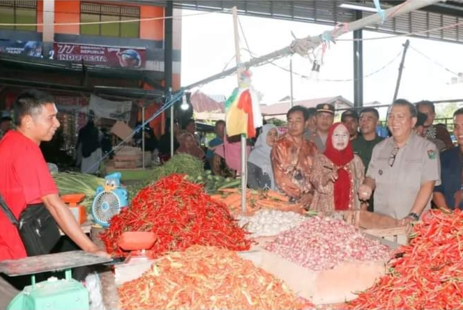 Jelang Hari Raya Idul Fitri, Pj Bupati Muara Enim Sidak Pasar untuk Pastikan Ketersediaan Bahan Pokok