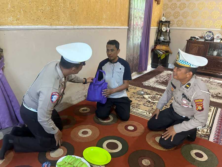 Jumpe Polantas, Bagikan Sembako untuk Warga Kurang Mampu